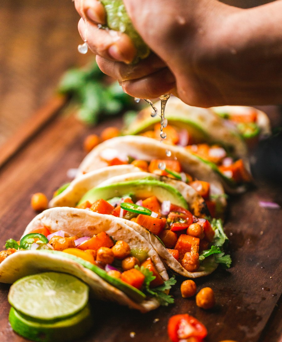 Exprimiendo limón sobre tacos