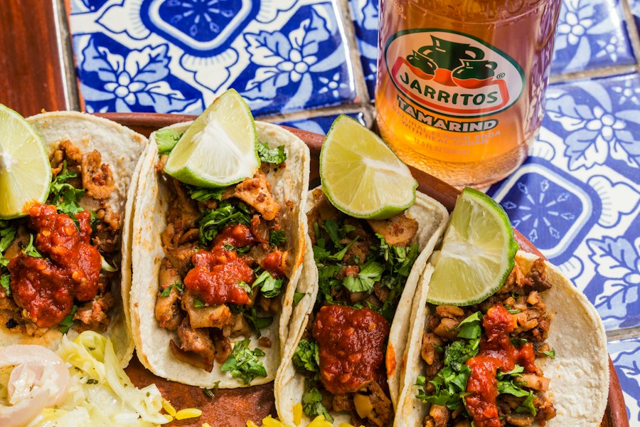 Tacos servidos sobre azulejo de talavera